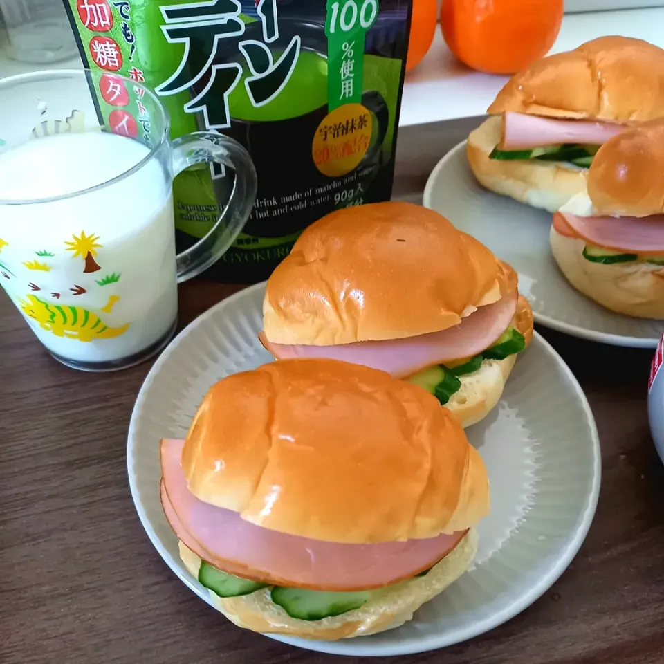 朝ごぱん〜🍞
ハムときゅうりサンド|狛犬さん