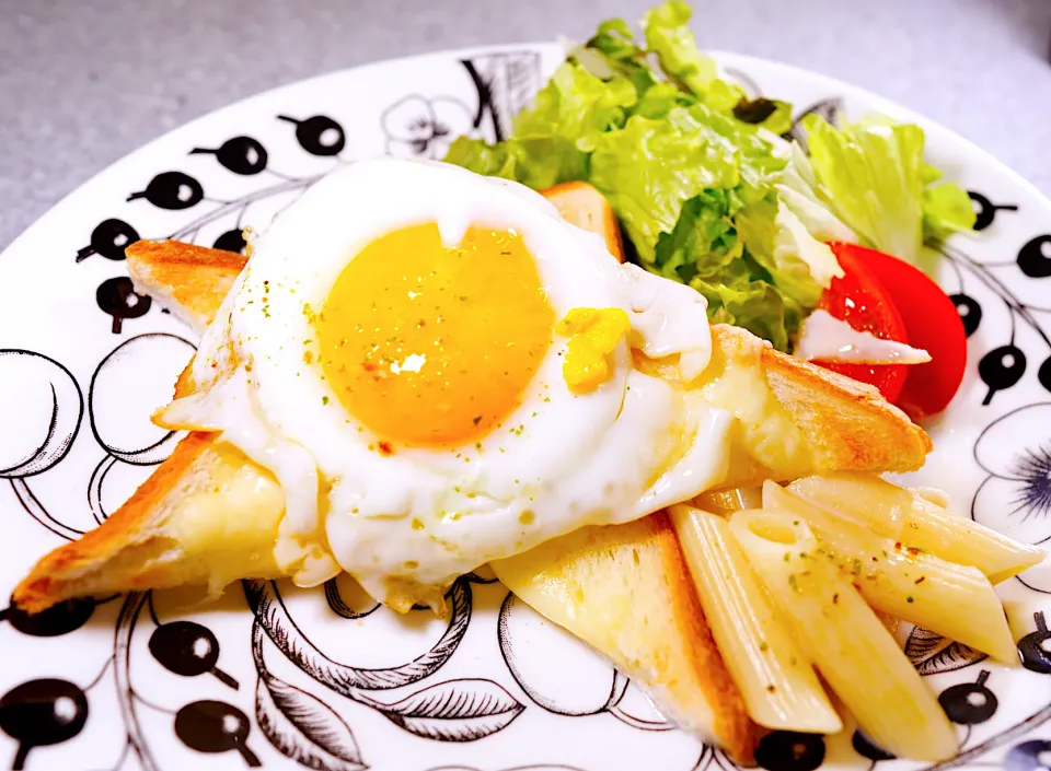 休みの朝にのんびりエッグベネディクト風チーズトースト✨🍞|だだぴさん