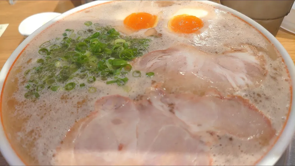 【博多の本店は1963年創業】 
三代目 博多 だるま 
アクアシティお台場店
味玉ラーメン (麺やわ、930円)  
＠台場5分、ラーメン国技館内
24109 (116,568)|大脇さん