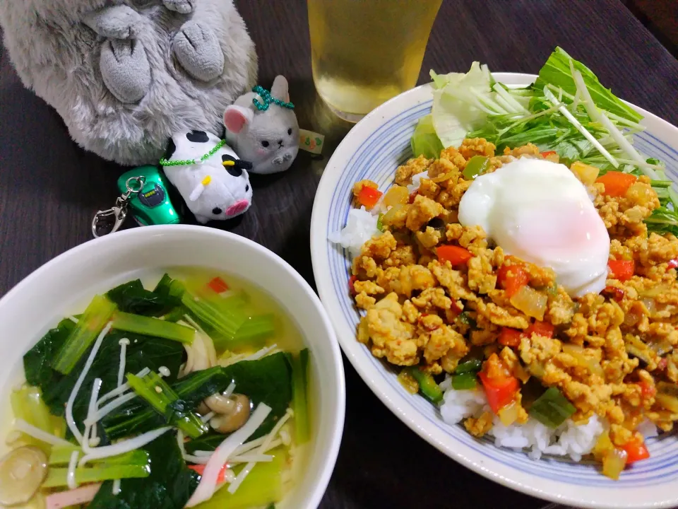 鶏ひき肉のキーマカレー、小松菜ときのことカニカマのスープ|サトリさん