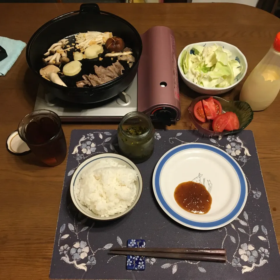 ご飯、南部鉄器の鉄鍋焼き(牛肉バラカルビ、ジャガイモ、椎茸、しめじ、エリンギ、えのき茸、平茸)、バリバリキャベツ、トマト、ごま高菜漬け、烏龍茶(夕飯)|enarinさん