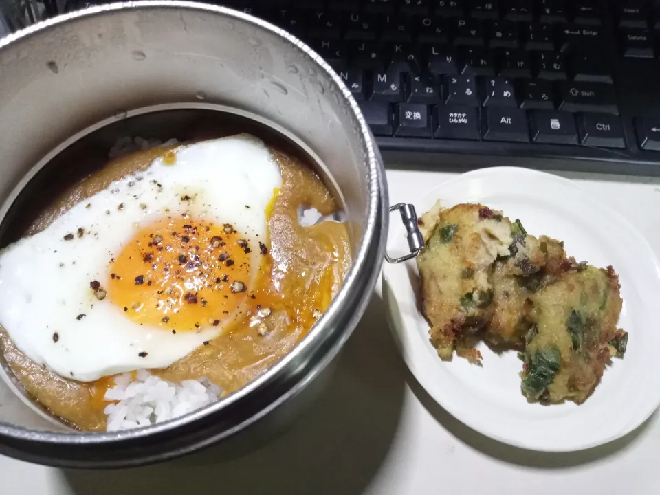 目玉焼き乗せ粉砕チキンカレーライスとおろし筍のかき揚げ|darkbaronさん