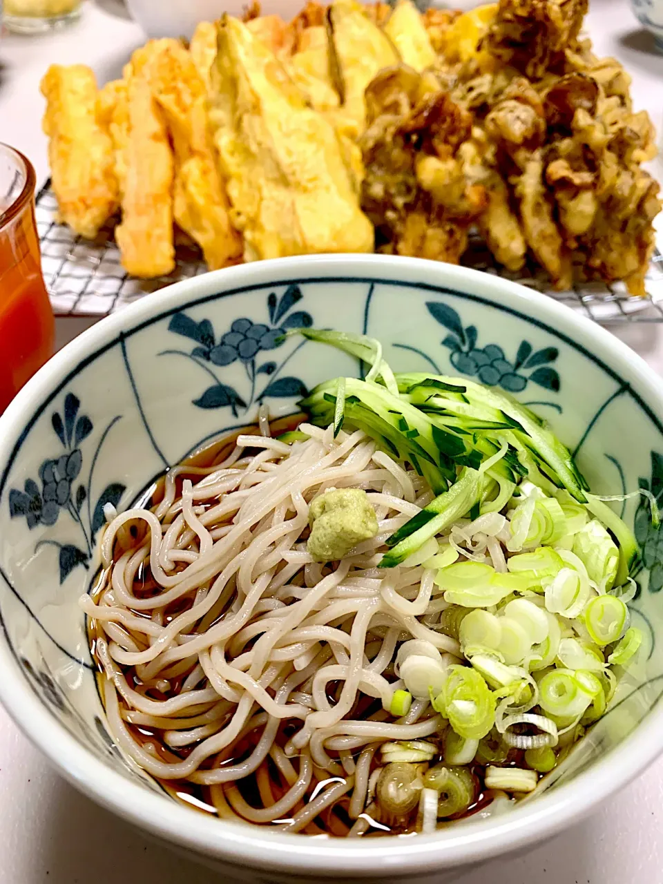 Soba noodles with carrot, zucchini and maitake mushroom tempura|gonbenさん