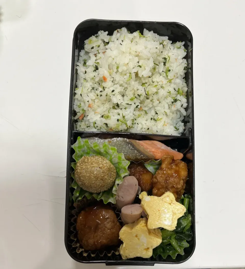 男子中学生弁当☆鮭ひろしご飯☆鮭☆星型卵焼き☆レモンとパセリのソーセージ☆菜の花のお浸し☆ごま団子☆鶏の唐揚げ甘酢あん☆うずらの卵入り肉団子|Saharaさん