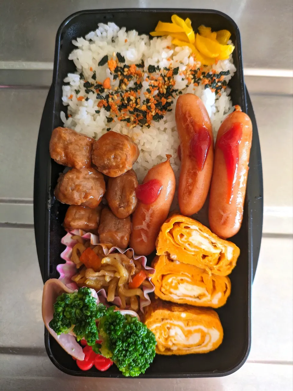 旦那弁当　2024/5/3

ミートボール
ウインナー
焼きそば
玉子焼き
ブロッコリーマヨハム巻き|ユキヨメ♪さん