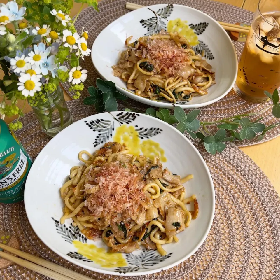 Snapdishの料理写真:5/4❤︎GW休日お昼ごはん
醤油焼きうどんランチ🌱🌼|Makinsさん