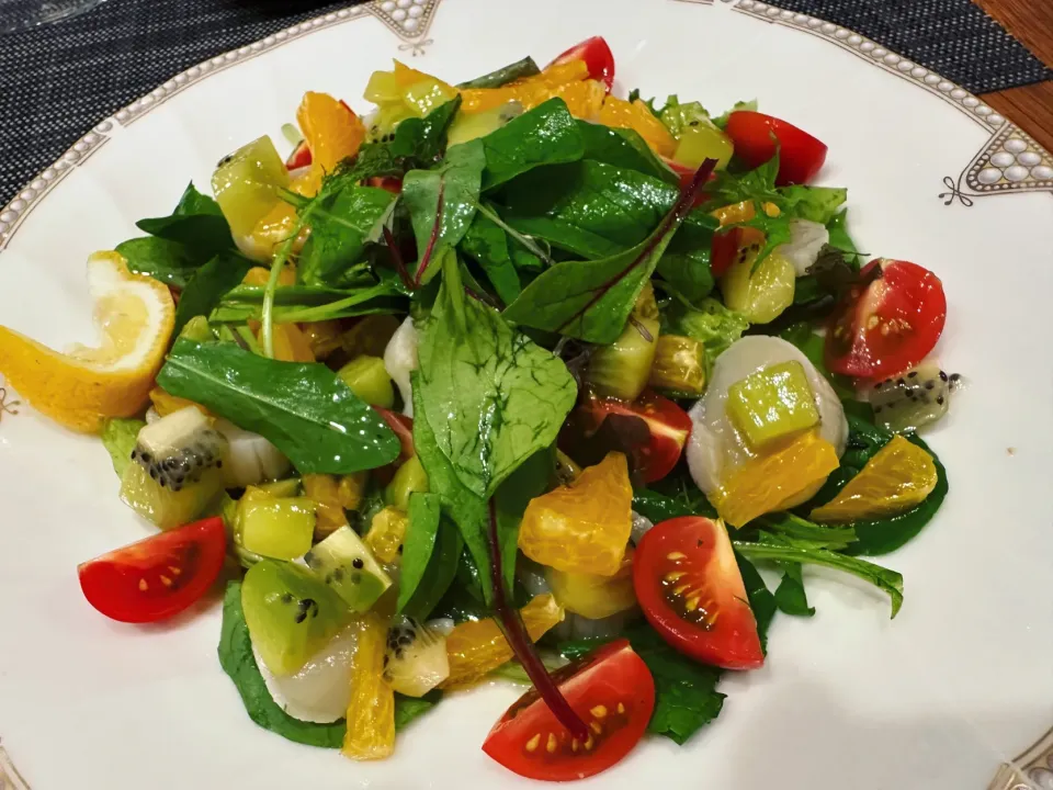 旦那作🧑‍🍳　ホタテのマリネ風サラダ🥗　ホワイトバルサミコとフルーツで甘酸っぱい👍|BUBUさん