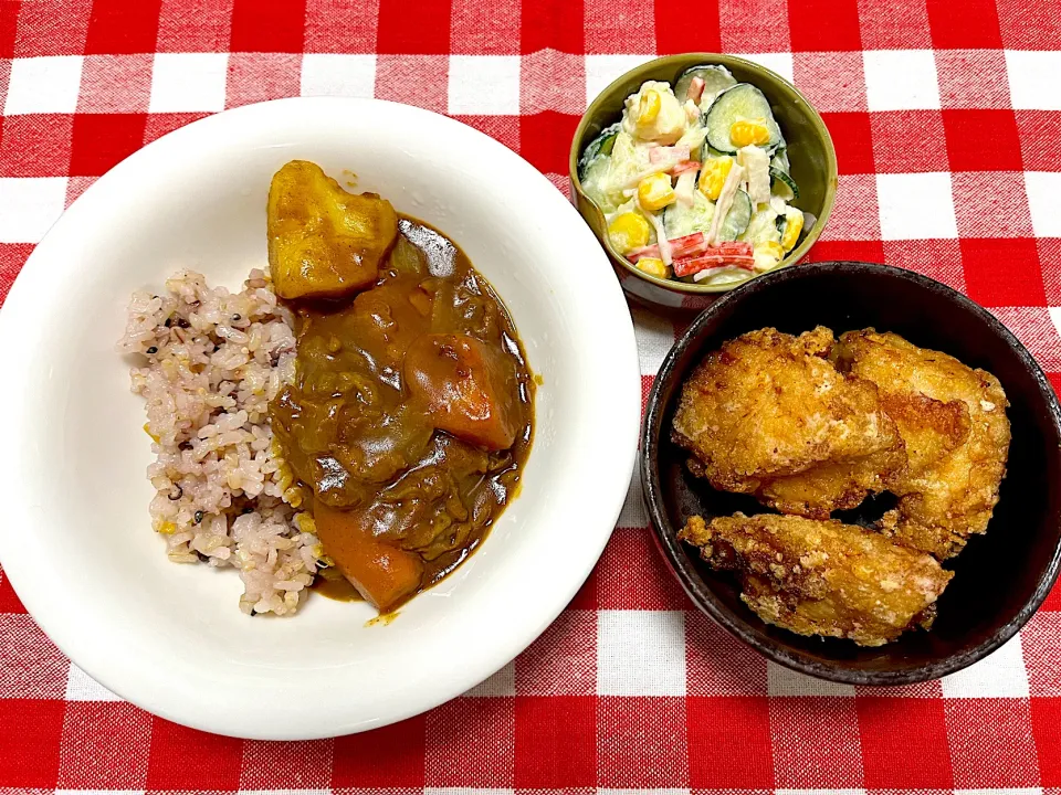 子カレーライス、鶏唐揚げ、カニカマのポテトサラダ|jackybeanさん