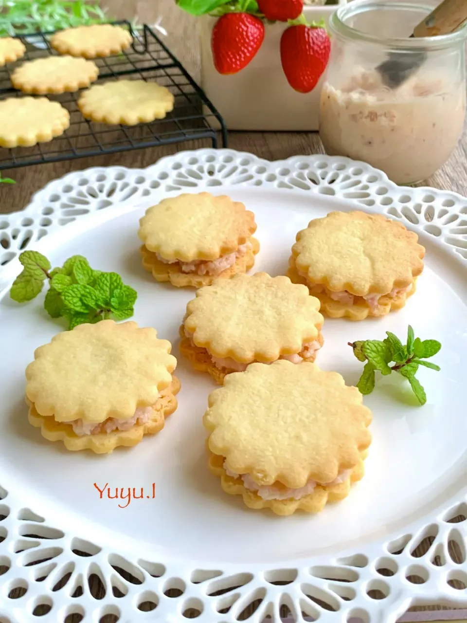 Snapdishの料理写真:ゆーこどんさんの料理 いちごバター＆バターサンドサブレ🍓|ゆーこどんさん