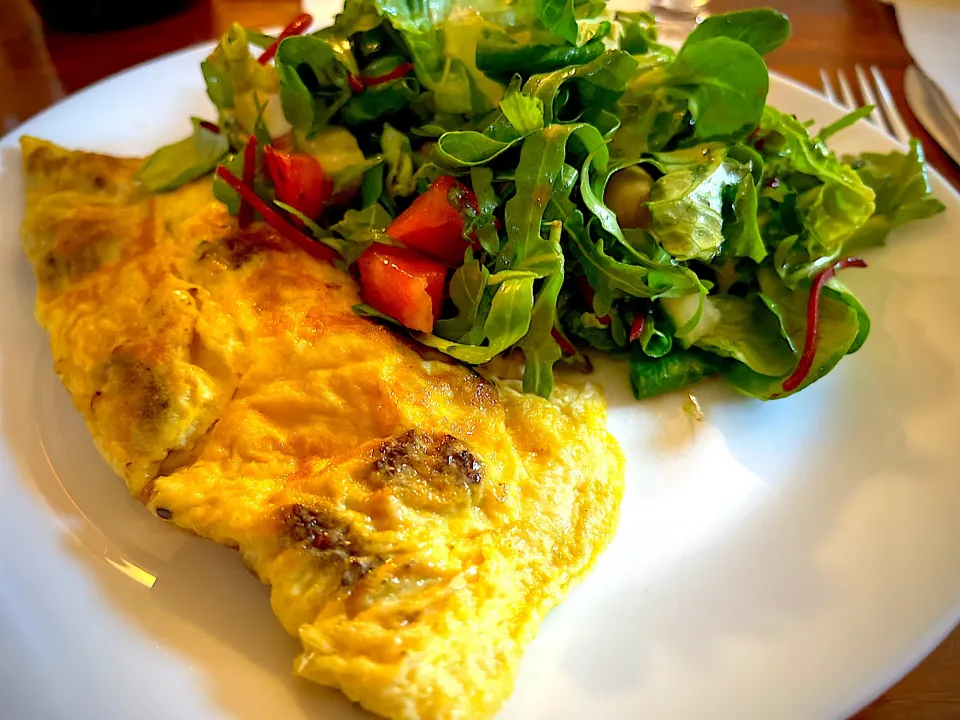 Wild Mushroom omelette with a side of salad|Laki Maikaʻiさん