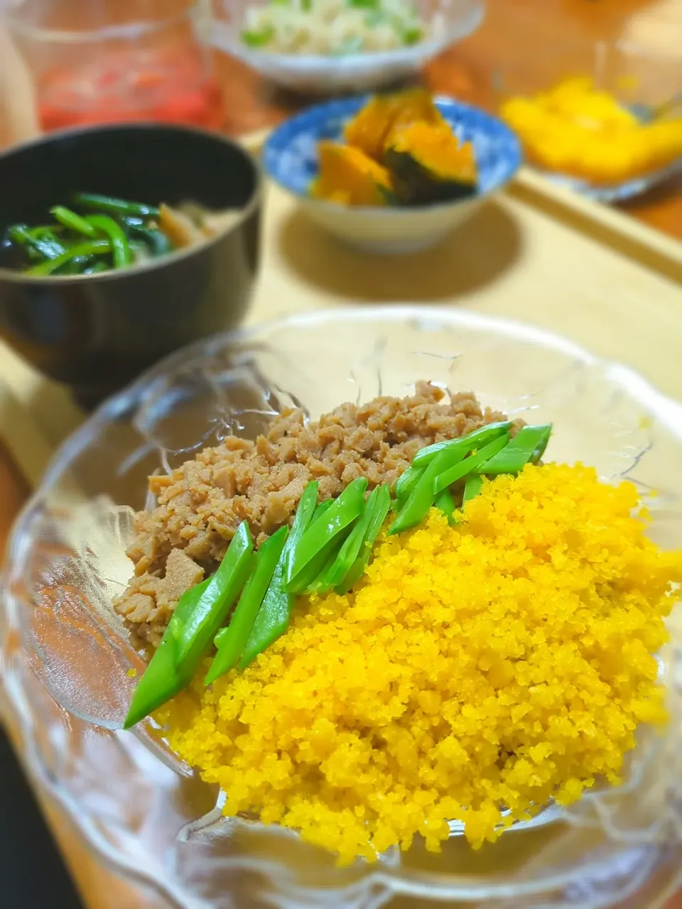 ヘルシー×高タンパク
✾高野豆腐の三色丼✾

277kcalでお腹いっぱいになれる😋

脂質を抑えたい！
でもタンパク質は摂りたい！

…というダイエッターさんや筋トレ中の方におすすめ💫

丁寧に炒ったスジコ大の卵は美しいミモザ色🌼
プチプチ感がたまりません✨

高野豆腐は自家製出汁と隠し味の赤味噌を加えて煎り、鶏肉と間違えてしまうほど旨味たっぷり🦃

雑穀ご飯と混ぜ混ぜしてお召し上がりください😊|森のごはん屋さんさん