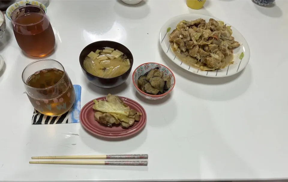 晩御飯☆鶏もも野菜炒め☆揚げ茄子ポン酢☆みそ汁（しめじ・白菜・高野豆腐）|Saharaさん