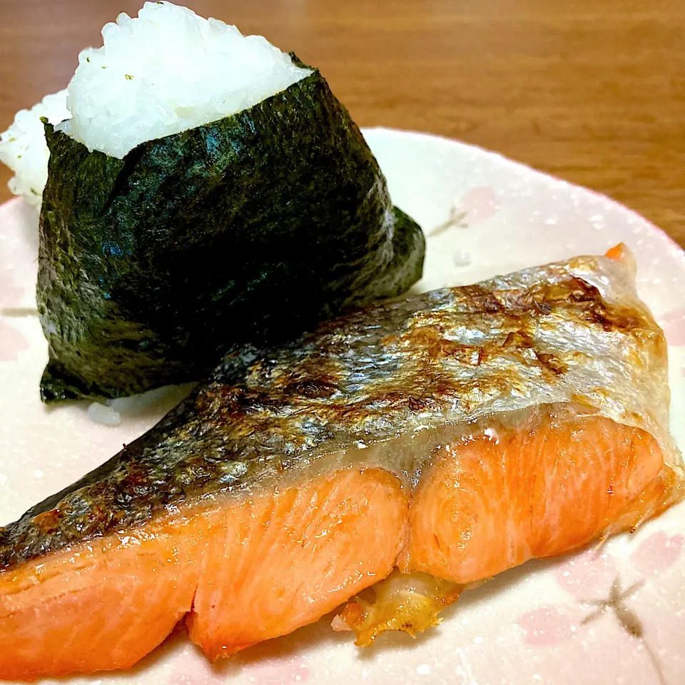 Snapdishの料理写真:炊き立てご飯✨塩おむすび🍙鮭の塩焼きでランチ|まいりさん