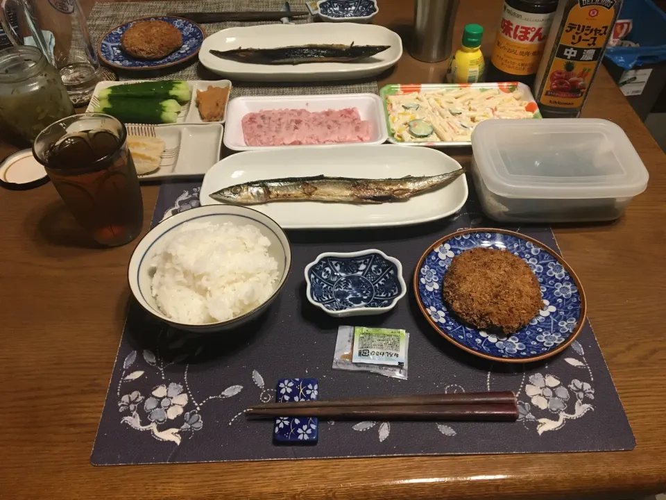 ご飯、まぐろ海苔巻き、秋刀魚の塩焼き、メンチカツ、マカロニサラダ、味噌キュー、笹かまぼこ、ごま高菜漬け、烏龍茶(夕飯)|enarinさん