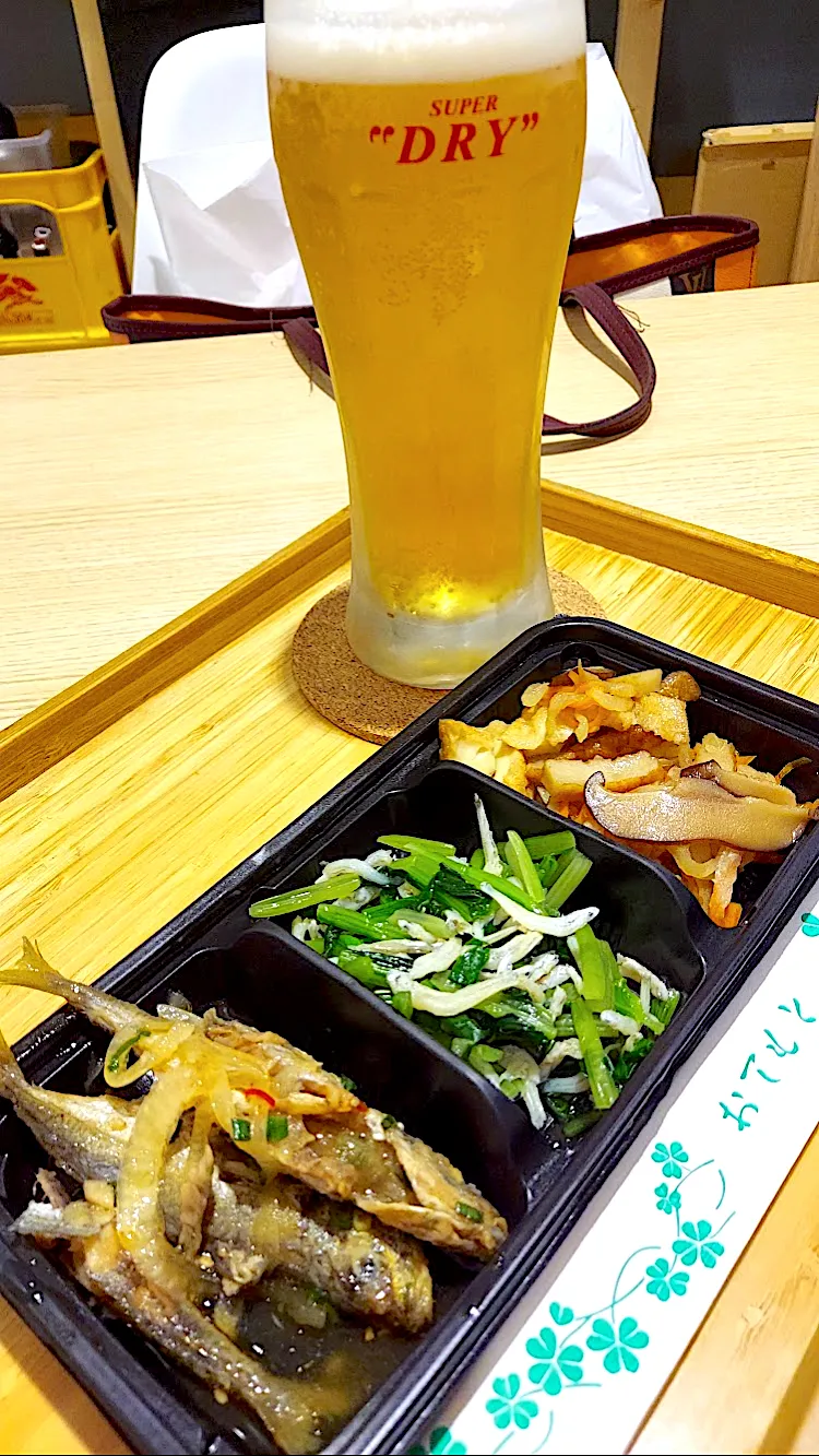 Snapdishの料理写真:惣菜屋さんで昼呑み 惣菜3品選んで生ビール🍺とで昼呑みセット1000円 アジ子の南蛮漬け 水菜とシラスのお浸し 切り干し大根の煮物|🐈⸒⸒⸒⸒つるのダンス🐈🐾さん