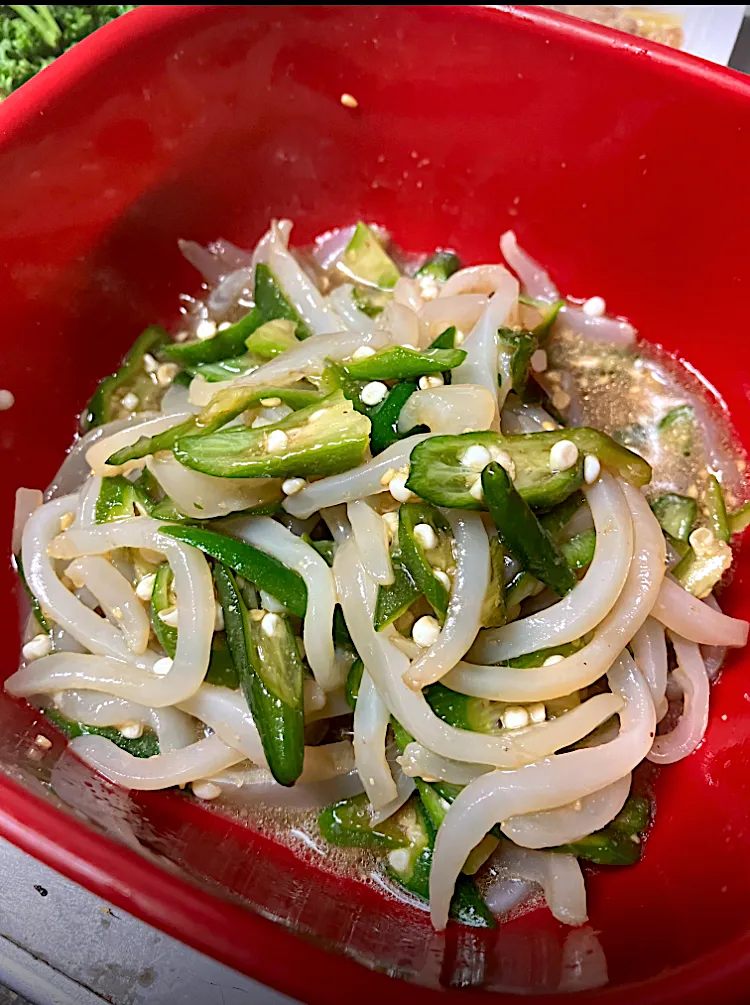 Snapdishの料理写真:北海道の🦑そうめんがあまりにも不味いのでオクラとごま油、醤油、味醂、酢で中華風和え物にして食べました。|🐈⸒⸒⸒⸒つるのダンス🐈🐾さん