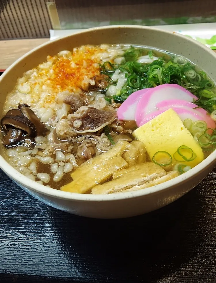 九州、山口のソウルフード的なうどん【駅のうどん】私はいつも並うどんにかやくと肉をトッピングで|🐈⸒⸒⸒⸒つるのダンス🐈🐾さん