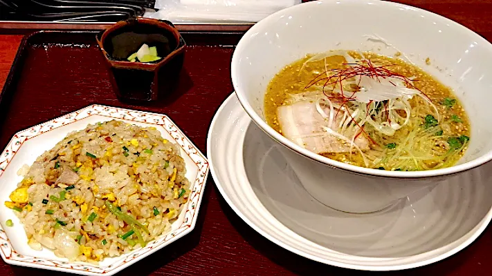 老舗の人気居酒屋🏮のランチ 【塩ラーメンと炒飯セット】|🐈⸒⸒⸒⸒つるのダンス🐈🐾さん