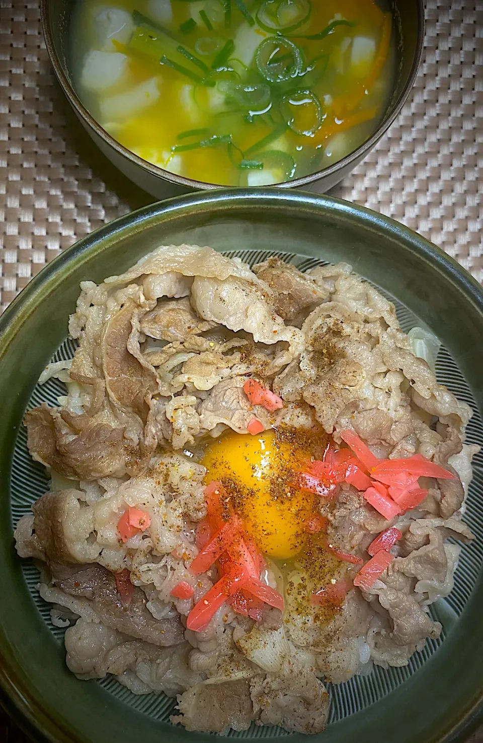 牛丼並つゆだく 260円|すくらんぶるえっぐさん