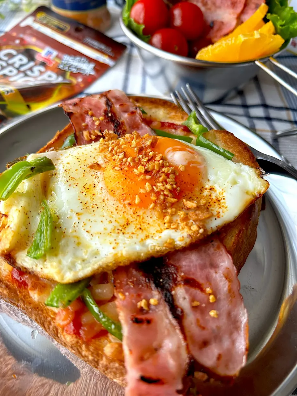 【ユウキ食品さん💗おいしい世界ごはんパートナー】 キャンプ式ベーコンと目玉焼きのオープンサンド|まなまな♡さん