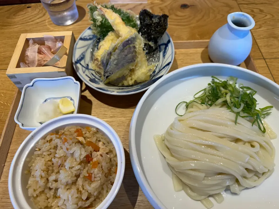 天ぷらぶっかけうどん大盛、かやくごはん|buhizouさん