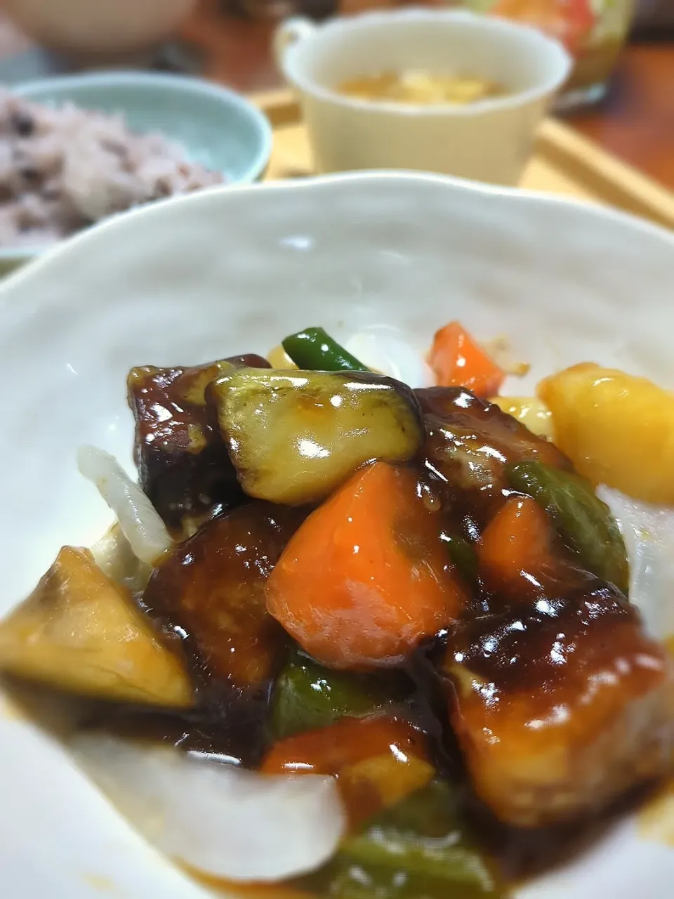 高タンパク×低脂質
✾高野豆腐の肉なし酢豚✾

なんと214kcal✨

ダイエット中だけどガッツリ系が食べたい！

筋トレ中で脂質制限している方、栄養バランスが気になる方におすすめ☺

食欲のないときもご飯が進む自家製出汁を効かせたさっぱりとろみ餡✨

高野豆腐はにんにくと生姜と醤油ダレで下味をつけ少量の油でさっと揚げ、肉の旨味を演出しました❤

なす・にんじん・玉ねぎ・ピーマン・じゃがいも・干ししいたけと、たっぷりのお野菜が入っています。

ホクホク、とろとろ、シャキシャキとそれぞれの野菜の味もお楽しみください🥕🥔🍆|森のごはん屋さんさん