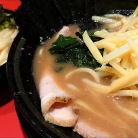 Snapdishの料理写真:【横浜市港南区の本店は2000年創業、
総本山吉村家の直系】 
ラーメン環2家 蒲田店
ラーメン小 (800円、麺やわらかめ/
味うすめ/油少なめ)
－ 麺半分
＋ タケノコ (麺半分でサービス)
＋ のり (5枚、100円)
＋ ライス (150円)
＋ 青ガッパ (卓上、無料)
＠蒲田3分
24111 (118,818)