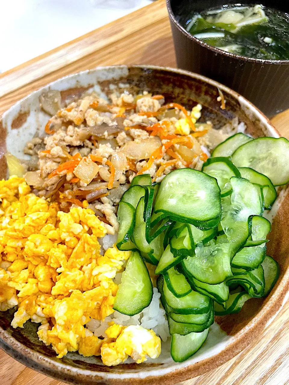 三色丼(卵、きゅうり、鶏ひき肉と舞茸とにんじんのそぼろ)、わかめとエノキのスープ|caoさん