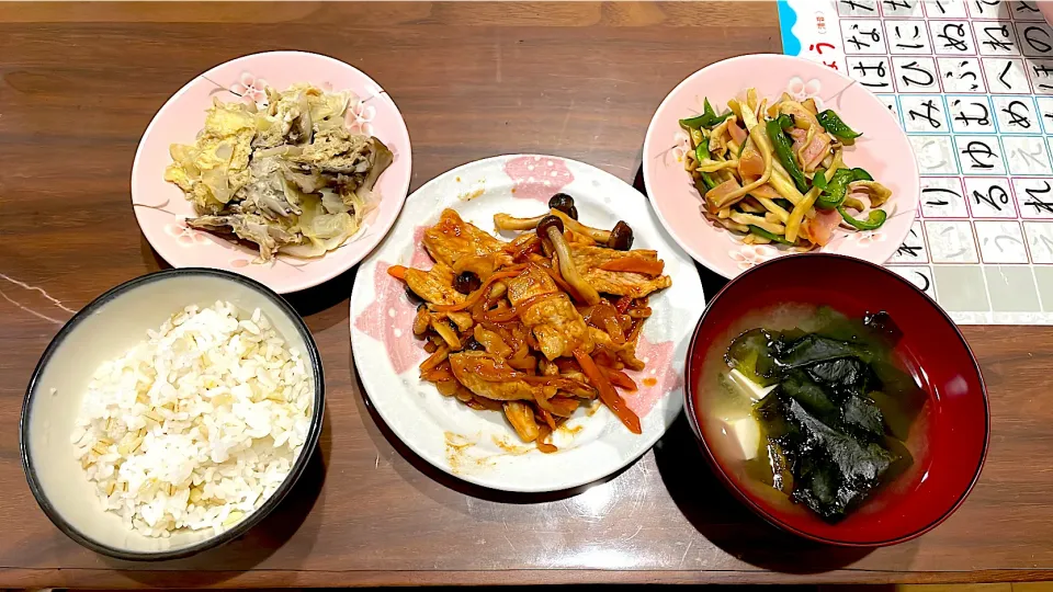 ポークチャップ　豆腐とわかめの味噌汁　ピーマンとエリンギのカレー炒め　キャベツと舞茸の卵とじ|おさむん17さん