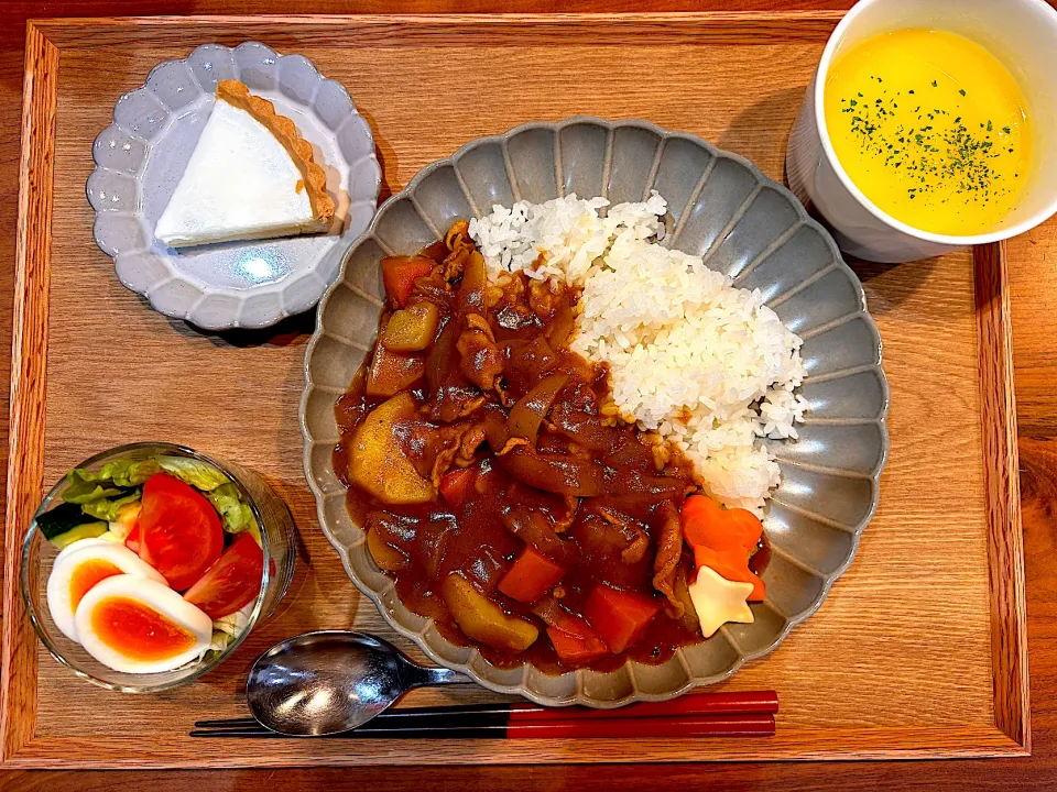 今日の夜ご飯(カレー、サラダ、コーンスープ、チーズケーキ)|cocomikaさん