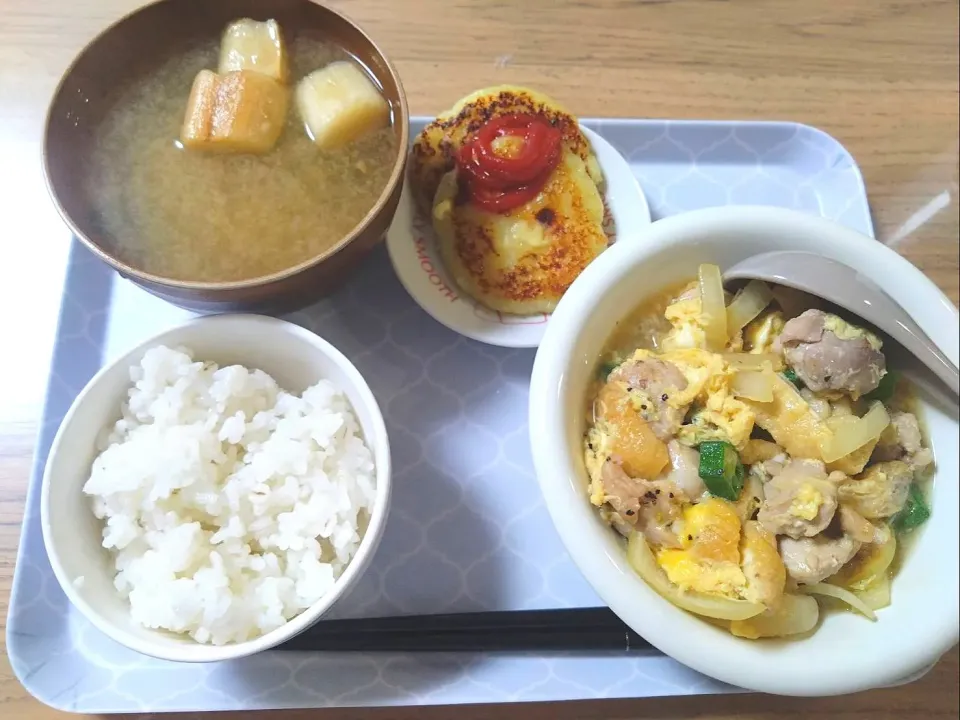 Snapdishの料理写真:親子丼別々
鳥貴のカマンベールポテトもどき
味噌汁|さゆさん