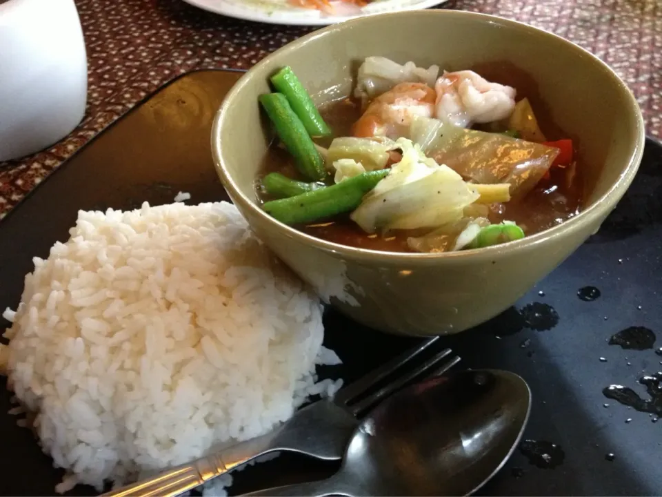 タイ🇹🇭バンコクの裏カオサン、ランブトリで野菜多めの野菜海老カレー　美味しかったですよ♪|Mikoshiba Kazutoshiさん