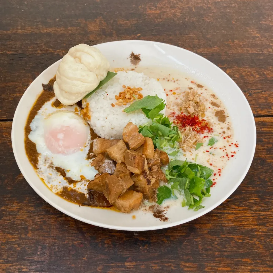 魯肉飯カレーとホタテ豆紫温玉のせ＋花巻|ちゃみこさん