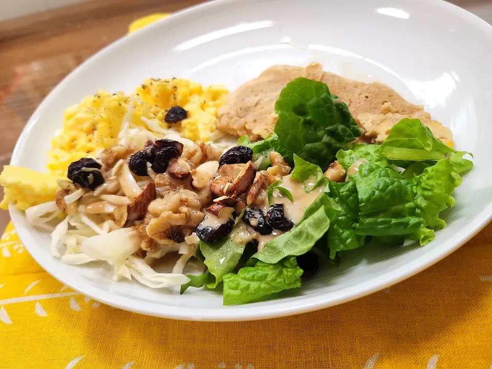 Nina's dish Homemade brunch
- scrambled egg
- cabbage mixed green salad with cranberry, walnut and almond
- wholegrain pancake|Ninaさん