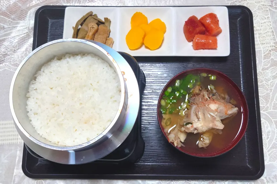 今日の朝ごはん（かまど炊きごはんに辛子明太子・沢庵・イタドリ炒め、潮汁）

※潮汁は昨日釣り上げた魚を利用しています。|Mars＠釜飯作り研究中さん