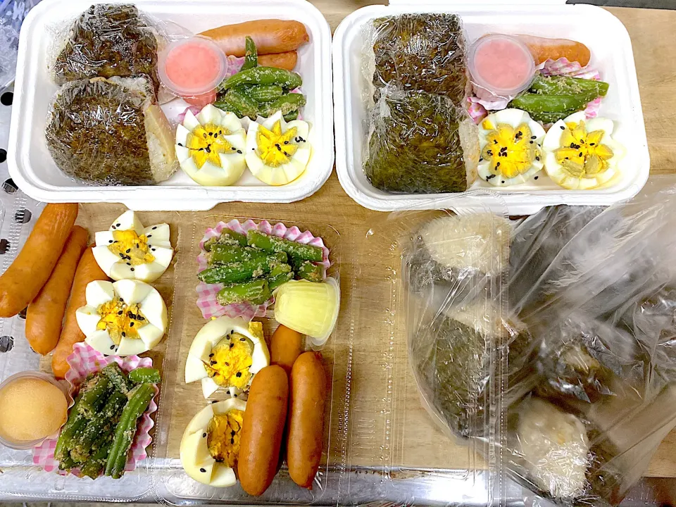 朝5時起き空手弁当。筍ご飯おにぎり、塩味玉、インゲン胡麻和え。シャウエッセン|りえはるさん