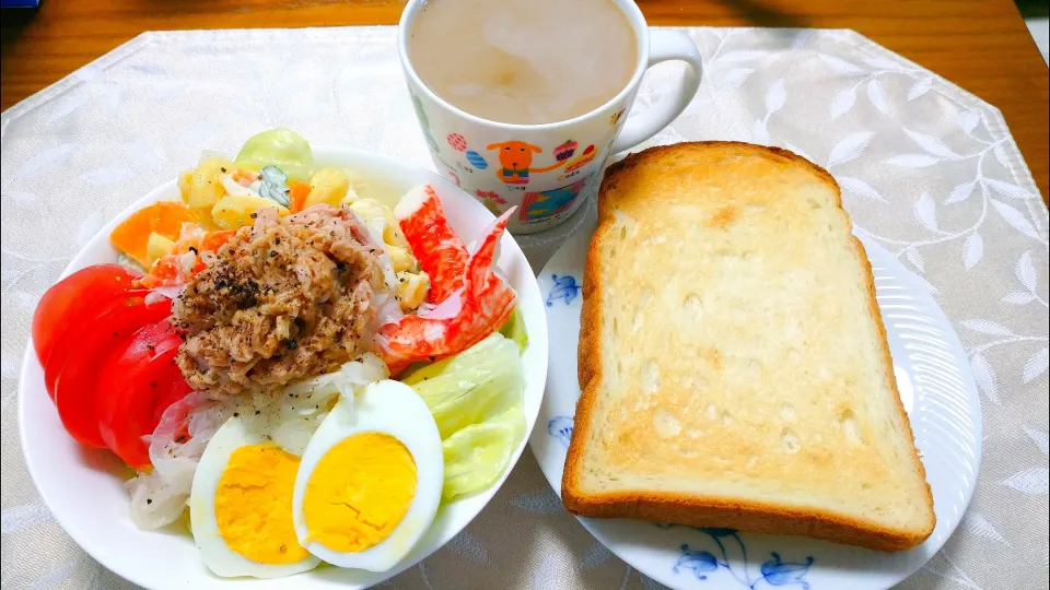 Snapdishの料理写真:5/6の朝ごはん
サラダ&トースト🍞|卯月さん