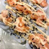 Snapdishの料理写真:Spicy Mayo Salmon sushi 🍣|BentoFoxさん