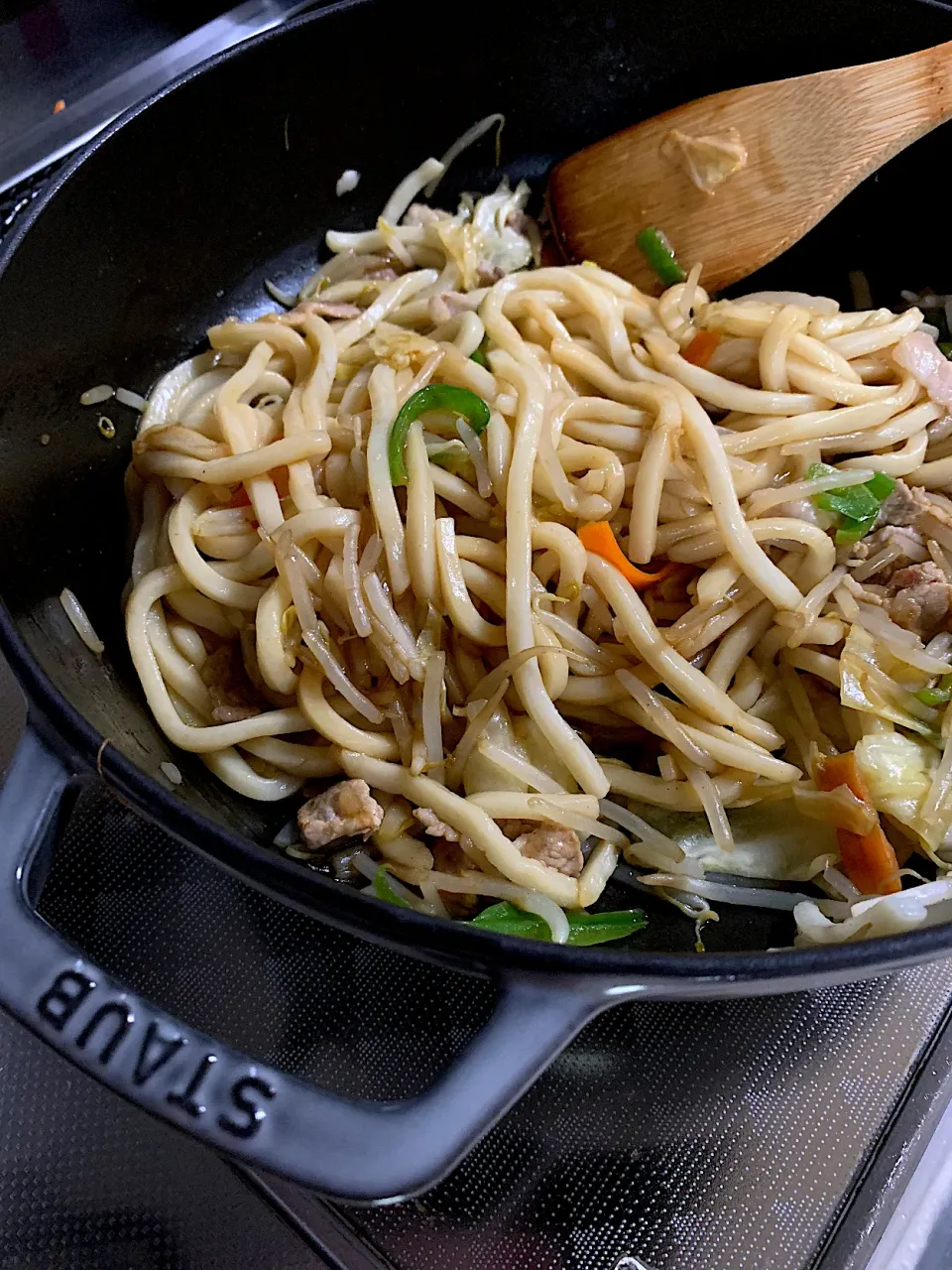 ストゥブ鍋で焼きうどん|🐶たぬとんキッチンさん