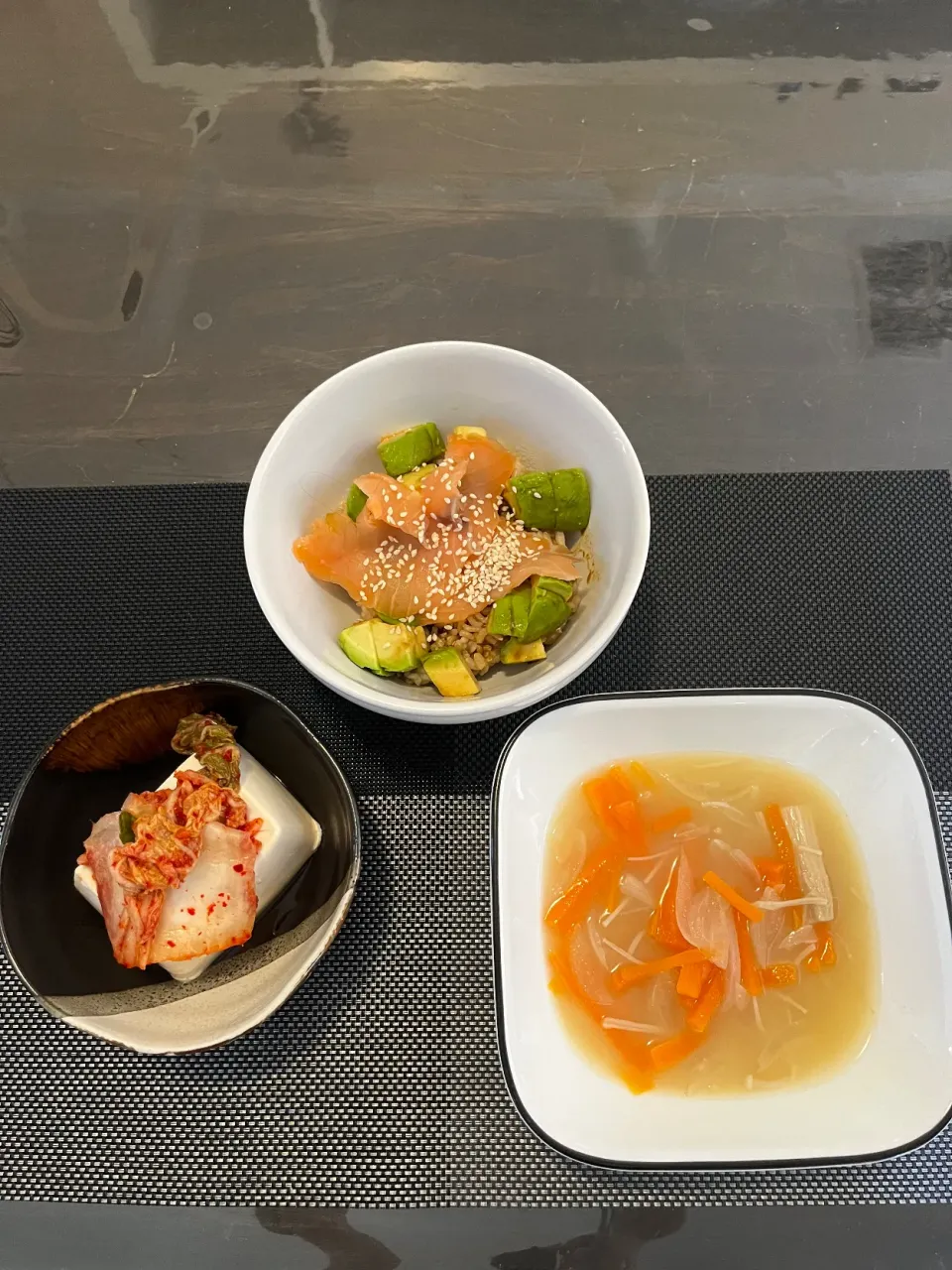 Smoked salmon and avocado donburi⭐️tofu and kimchi⭐️miso soup|Lunaさん