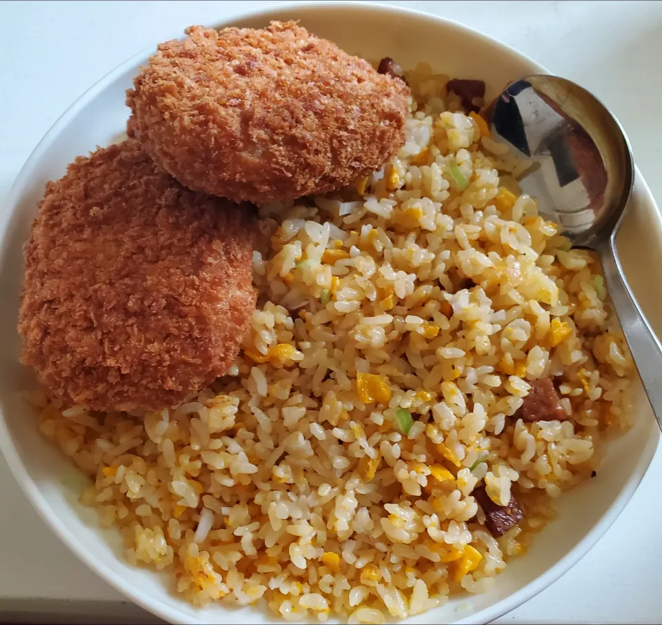 Snapdishの料理写真:冷凍チャーハンとコロッケ|しんさん