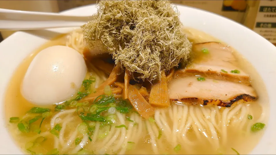 【2013年八幡山で創業】
函館塩ラーメン 五稜郭 
ラーメン (850円) 
＋ がごめ昆布 ×2 (150円 ×2) 
＋ たまご (マキシマムこいたまごの
味玉、150円)
＠荻窪2分
24112 (120,118)|大脇さん