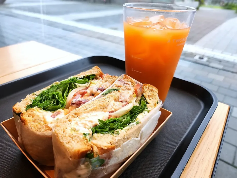 Snapdishの料理写真:chicken cranberry sandwich with carrot juice|Ninaさん