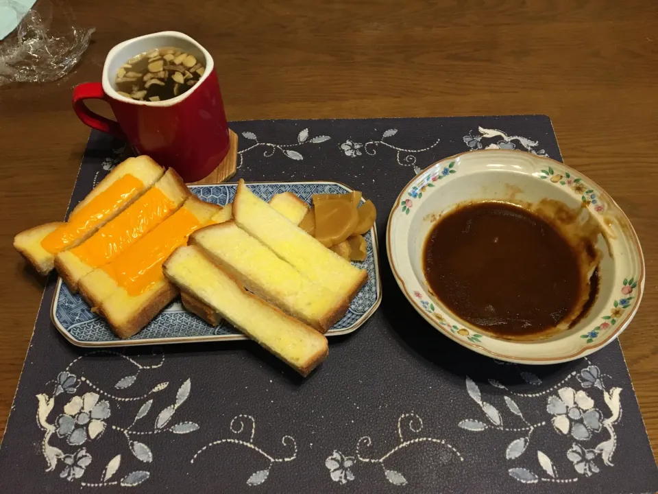 Snapdishの料理写真:スティックトースト、スティックチーズトースト、ディップのためのレンチンしたカレー、沢庵、ワカメ＆揚げニンニク＆揚げ玉ねぎ入りタマネギスープ、烏龍茶(昼飯)|enarinさん