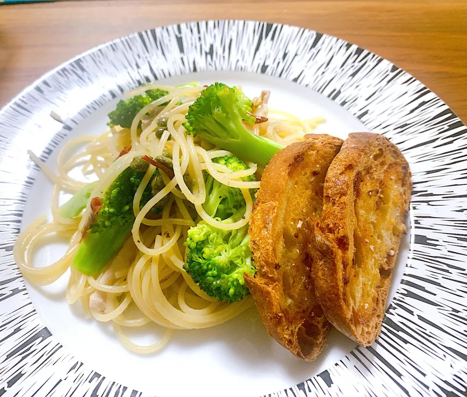 ❤️まーくん亭❤️🥦と豚肉ペペロンチーノと手作りラスク|kuririnさん