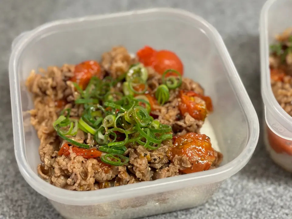 牛肉とトマトのスタミナ丼|ふくすけ食堂さん