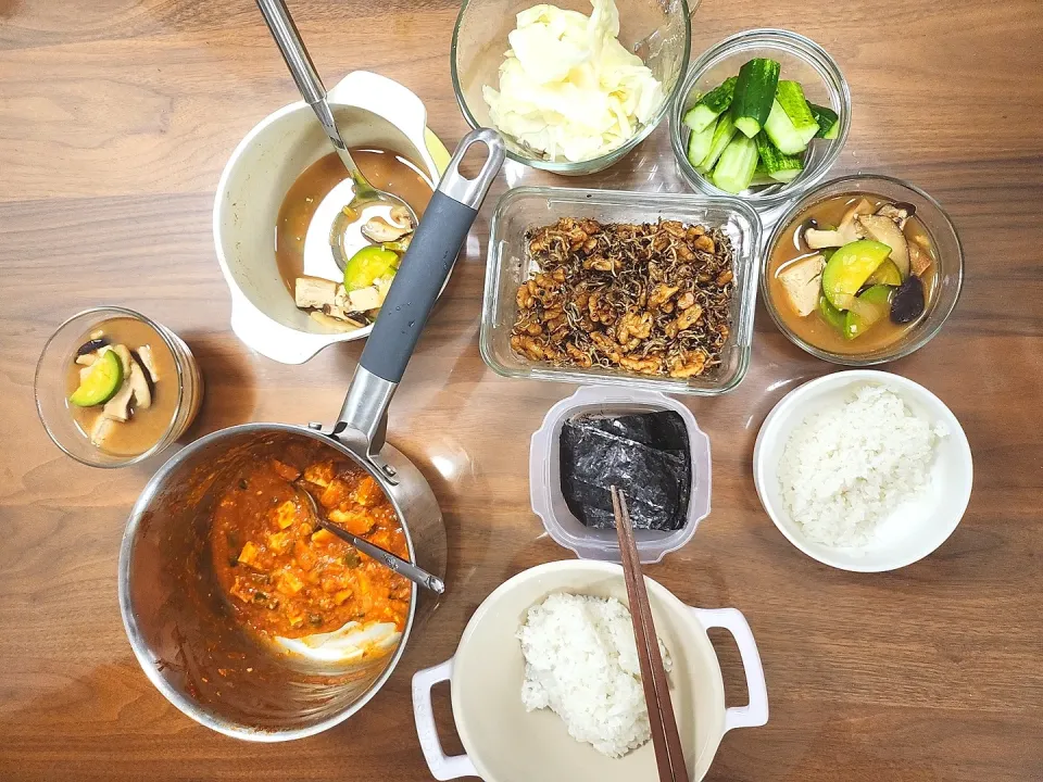 Nina's dish Korean dinner 
- soybean paste stew
- steamed cabbage
- stir-fried anchovies and walnut
- spicy tuna paste
- dried seaweed, Gim
- cucumber |Ninaさん