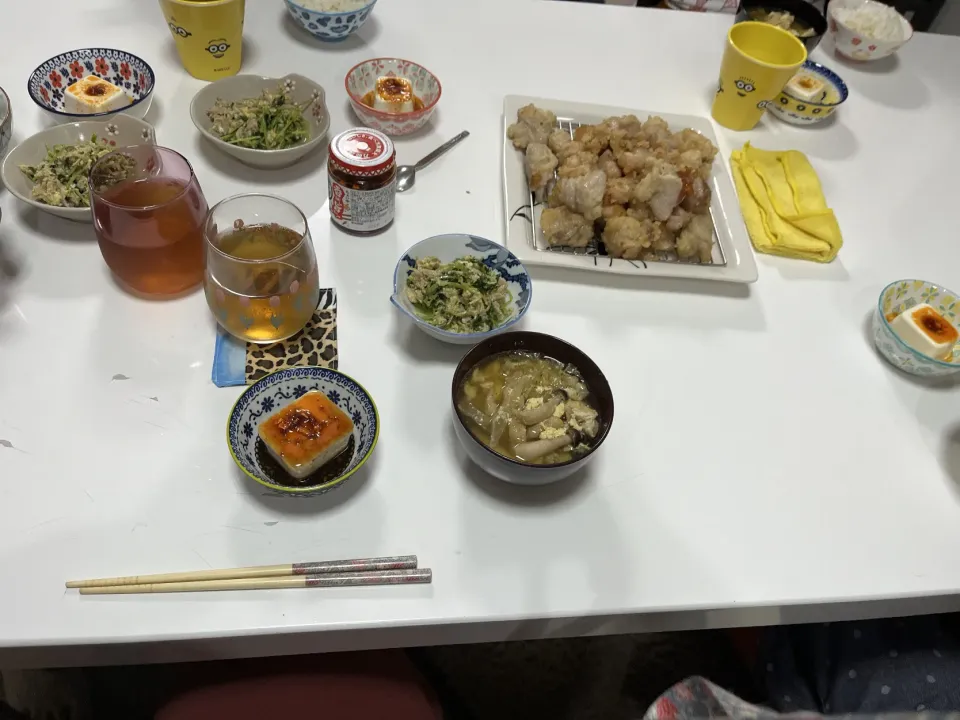 晩御飯☆豆苗の卵炒め☆冷凍塩唐揚げ☆冷奴（食べラー）☆野菜スープ（白菜・しめじ・揚げ・溶き卵）。|Saharaさん