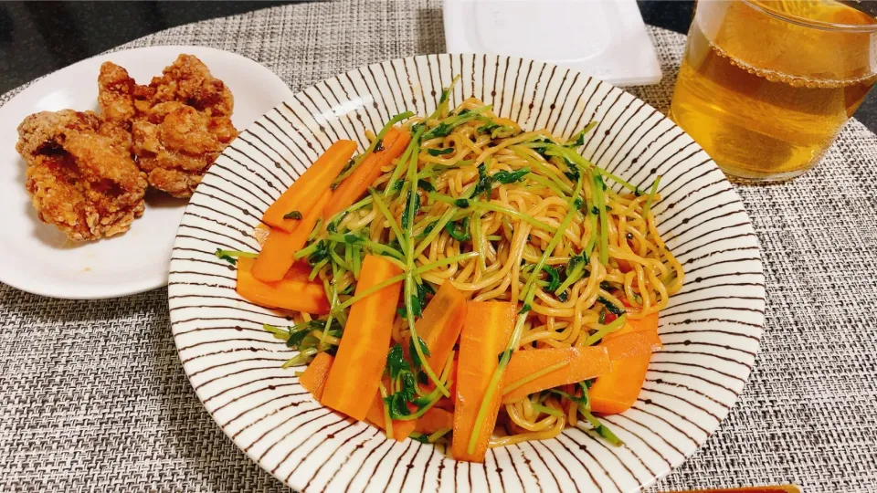 晩ご飯：豆苗とにんじん焼きそば、冷凍から揚げ、納豆|とめさん