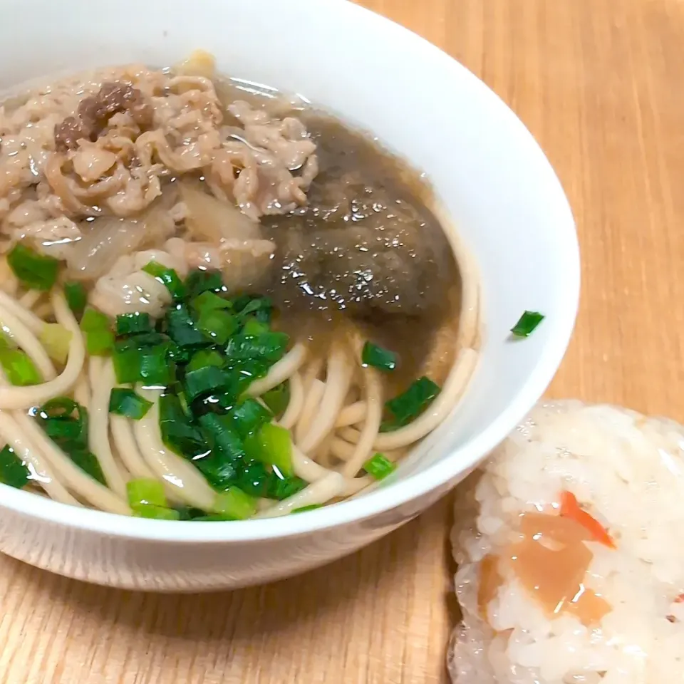 【吉野家牛丼】で全粒粉うどん／いりこと昆布の粉砕出汁で〜／北海道がごめ昆布入りとろろ／お昼ご飯のちらし寿司の残り|チョコさん